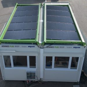 Container von Algeco mit Solarpaneelen